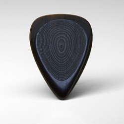 The Artist Solo series custom buffalo horn guitar pick is built for speed and precision with it's narrow profile, highly polished edges and a  contoured body shape which greatly improves grip.