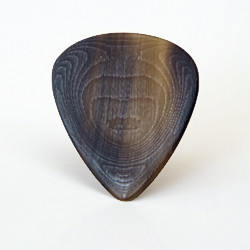The Wildling series custom buffalo horn guitar pick is a great all-round pick for electric and acoustic guitar alike. The recessed and contoured grip area with a satin texture provide great control and feeling.